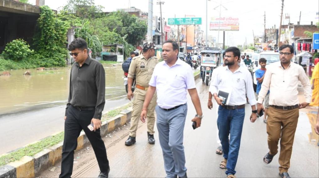 सिद्धार्थनगर में भारी बारिश के बाद जलजमाव का जिलाधिकारी ने किया निरीक्षण, जल निकासी के दिए सख्त निर्देश