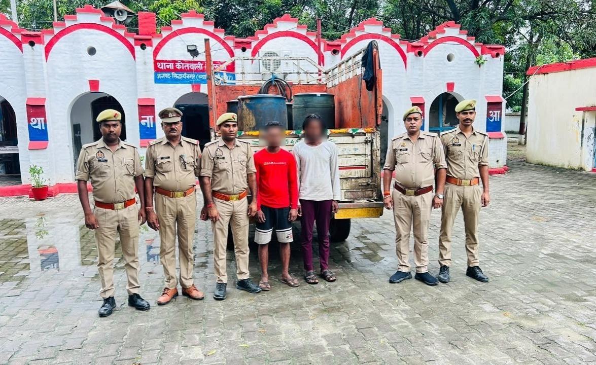 चोरी के तीन ड्रम डीजल व पिकअप के साथ दो आरोपी गिरफ्तार