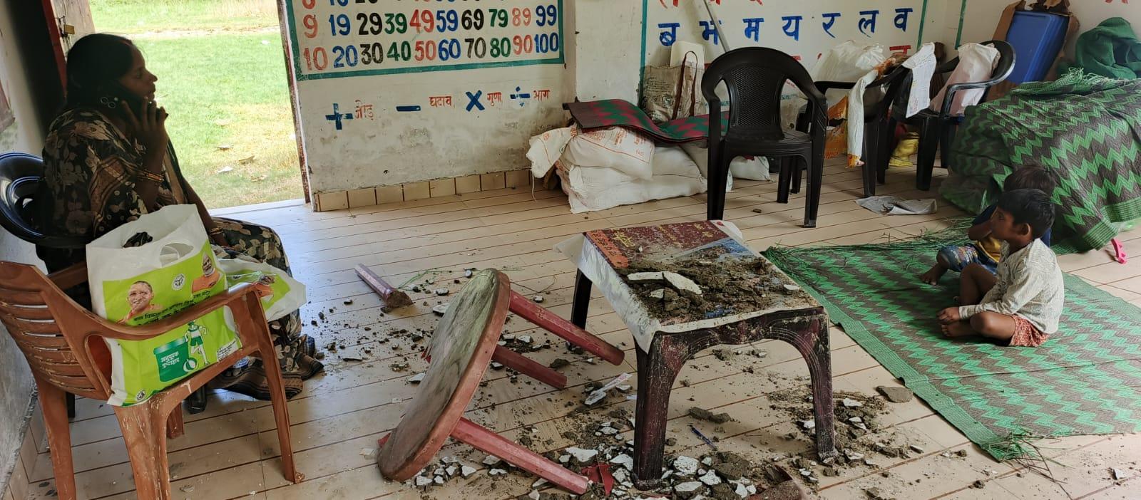 जर्जर आंगनबाड़ी केंद्र की छत का प्लास्टर गिरा, तीन मासूम बच्चे व कार्यकत्री बाल-बाल बचे