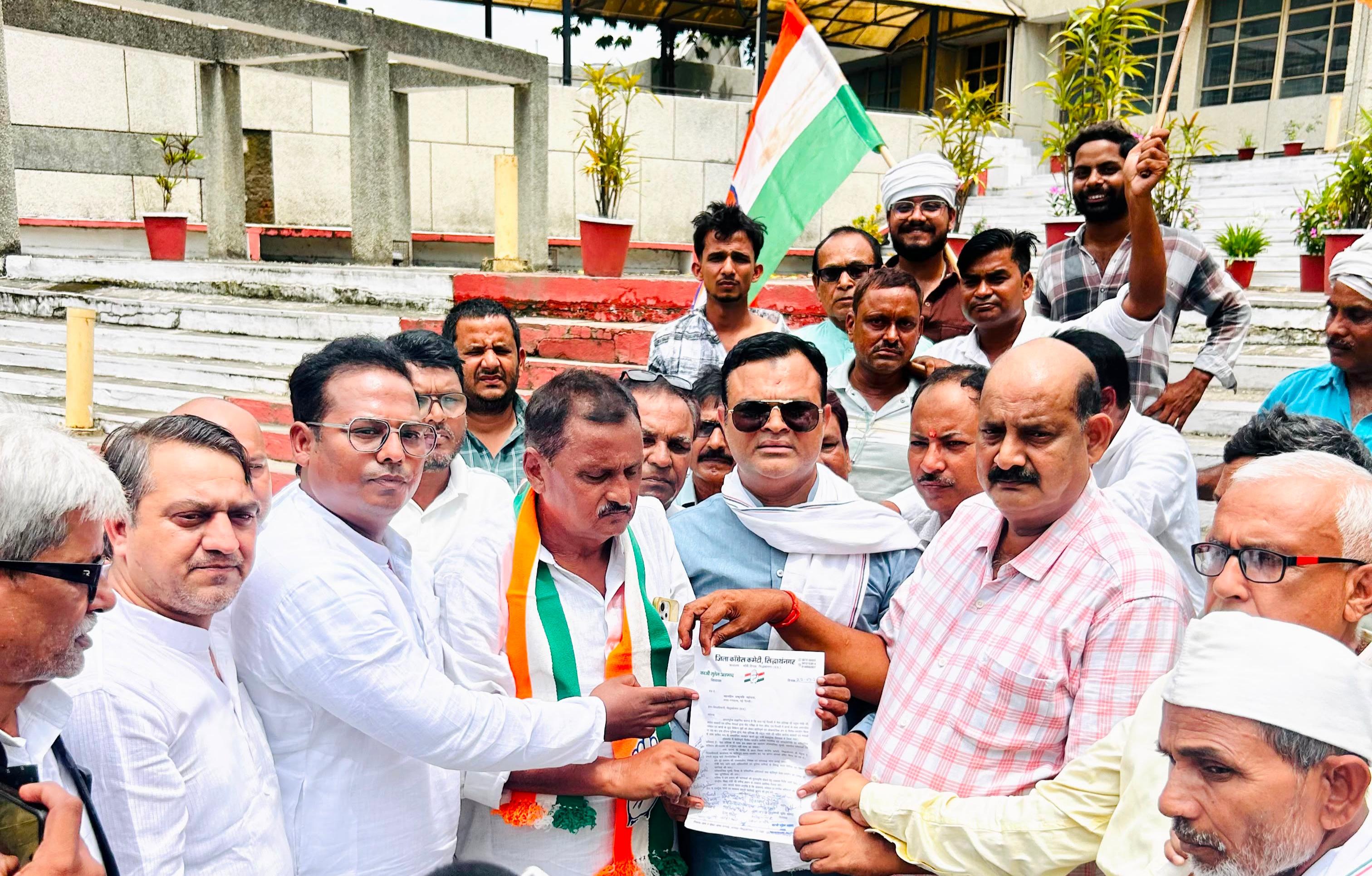 राहुल गांधी से अभद्रता और नीट धांधली के विरोध में कांग्रेसी मुखर, कलेक्ट्रेट में प्रदर्शन कर राष्ट्रपति को भेजा ज्ञापन