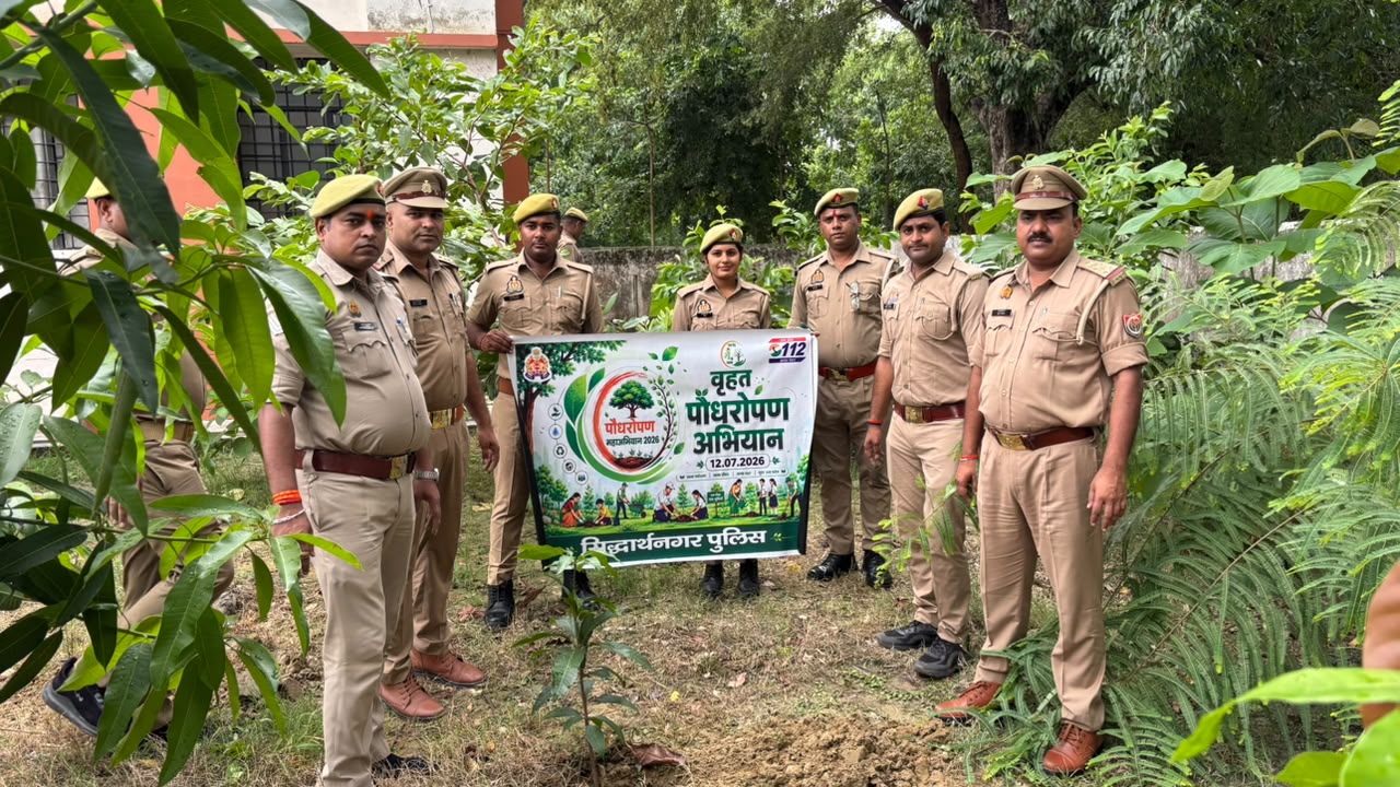 ढेबरुआ थाना परिसर में चला वृहद पौधारोपण अभियान, पुलिसकर्मियों ने रोपे फलदार व छायादार पौधे