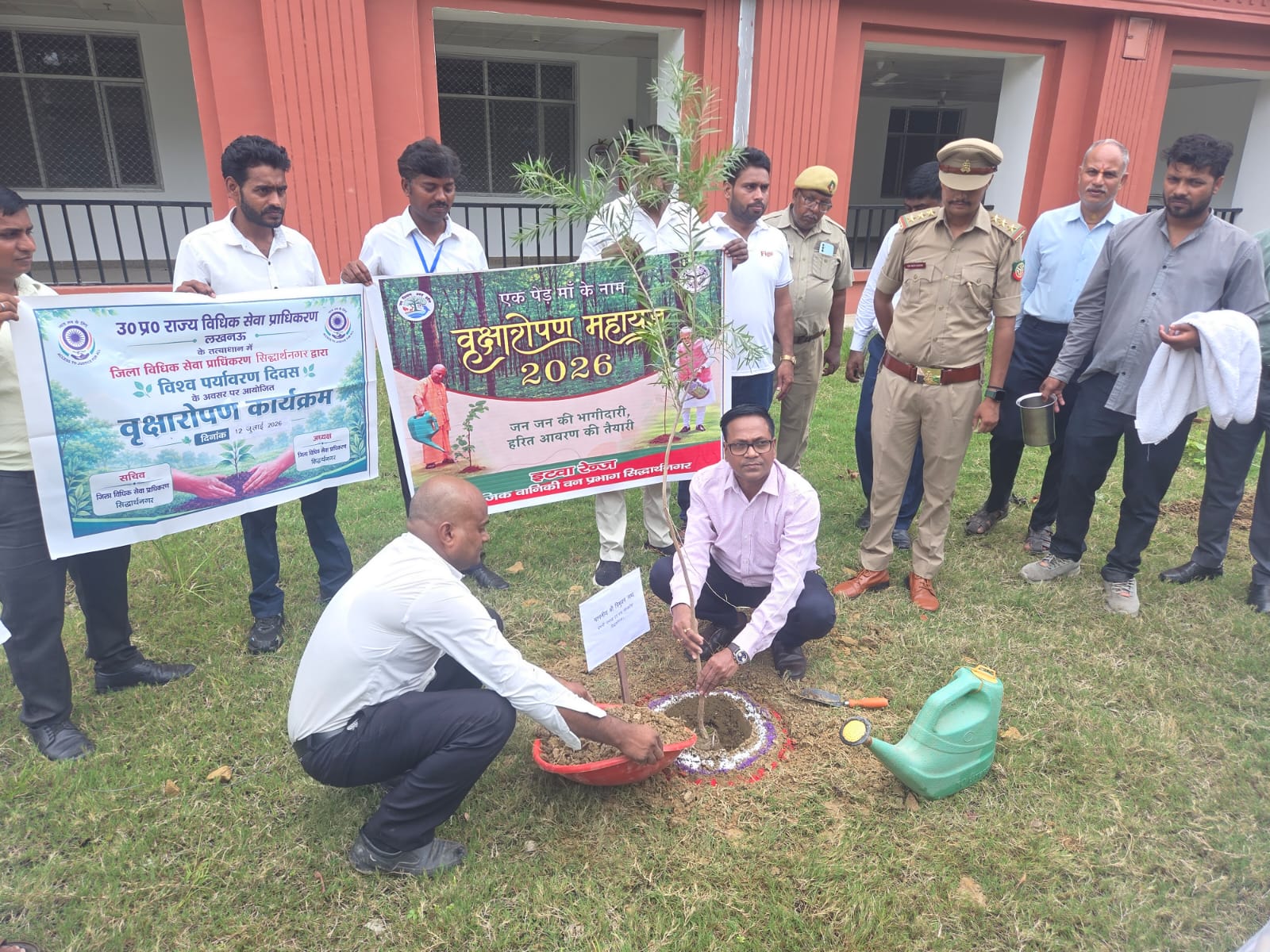 जनपद न्यायालय परिसर में 'एक पेड़ माँ के नाम' अभियान के तहत हुआ वृहद पौधारोपण