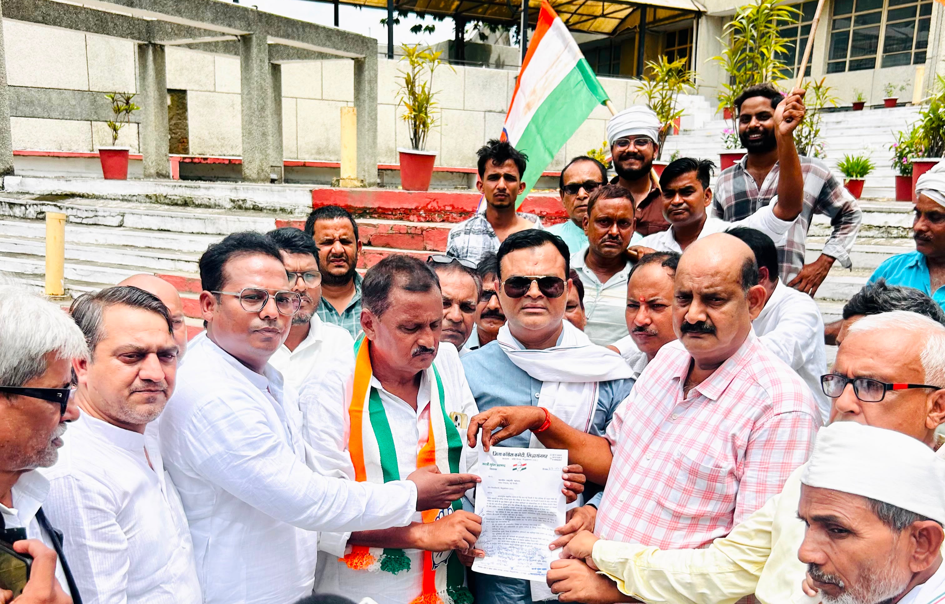 राहुल गांधी से अभद्रता और नीट धांधली के विरोध में कांग्रेसी मुखर, कलेक्ट्रेट में प्रदर्शन कर राष्ट्रपति को भेजा ज्ञापन