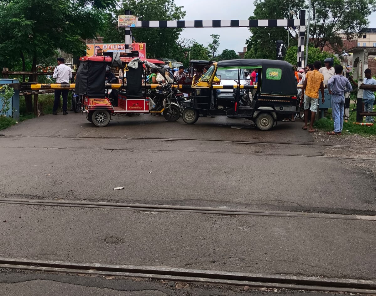 रविवार को बढ़नी फाटक पर टला बड़ा हादसा, पटरियों पर फँसे दो ऑटो, कटघरे में रेलवे पुलिस