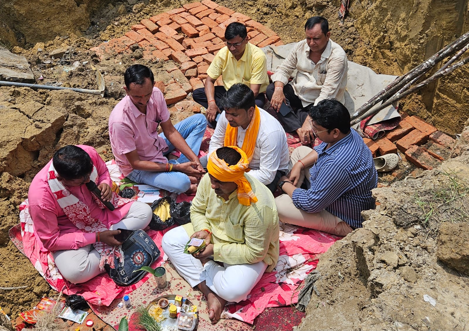 गांधी आदर्श इंटर कॉलेज में ₹9 लाख की लागत से बनेगा शौचालय, नपं अध्यक्ष ने किया शिलान्यास