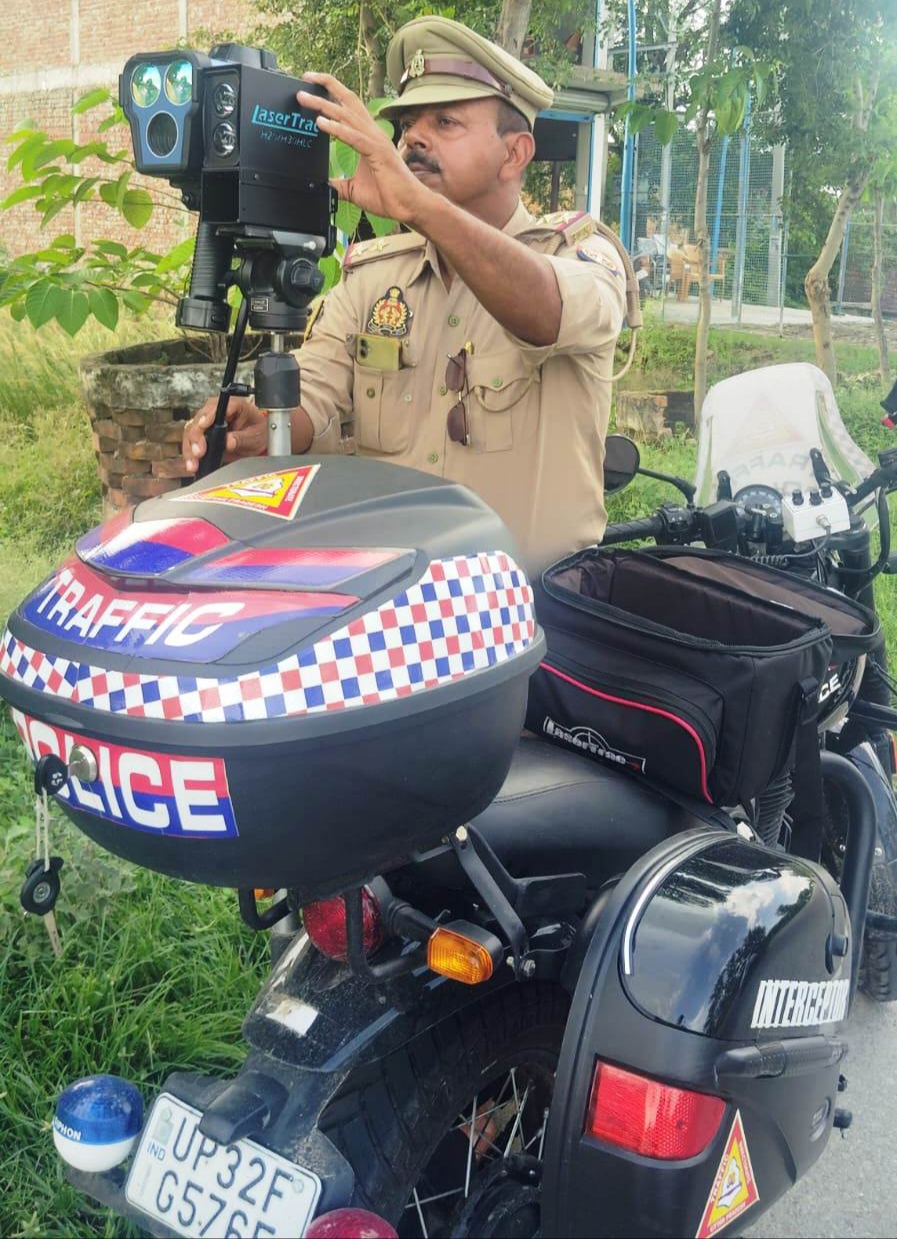 हादसों पर लगाम लगाने सड़क पर उतरी ट्रैफिक पुलिस, दोपहिया इंटरसेप्टर से नपी रफ्तार; 89 वाहनों के कटे चालान