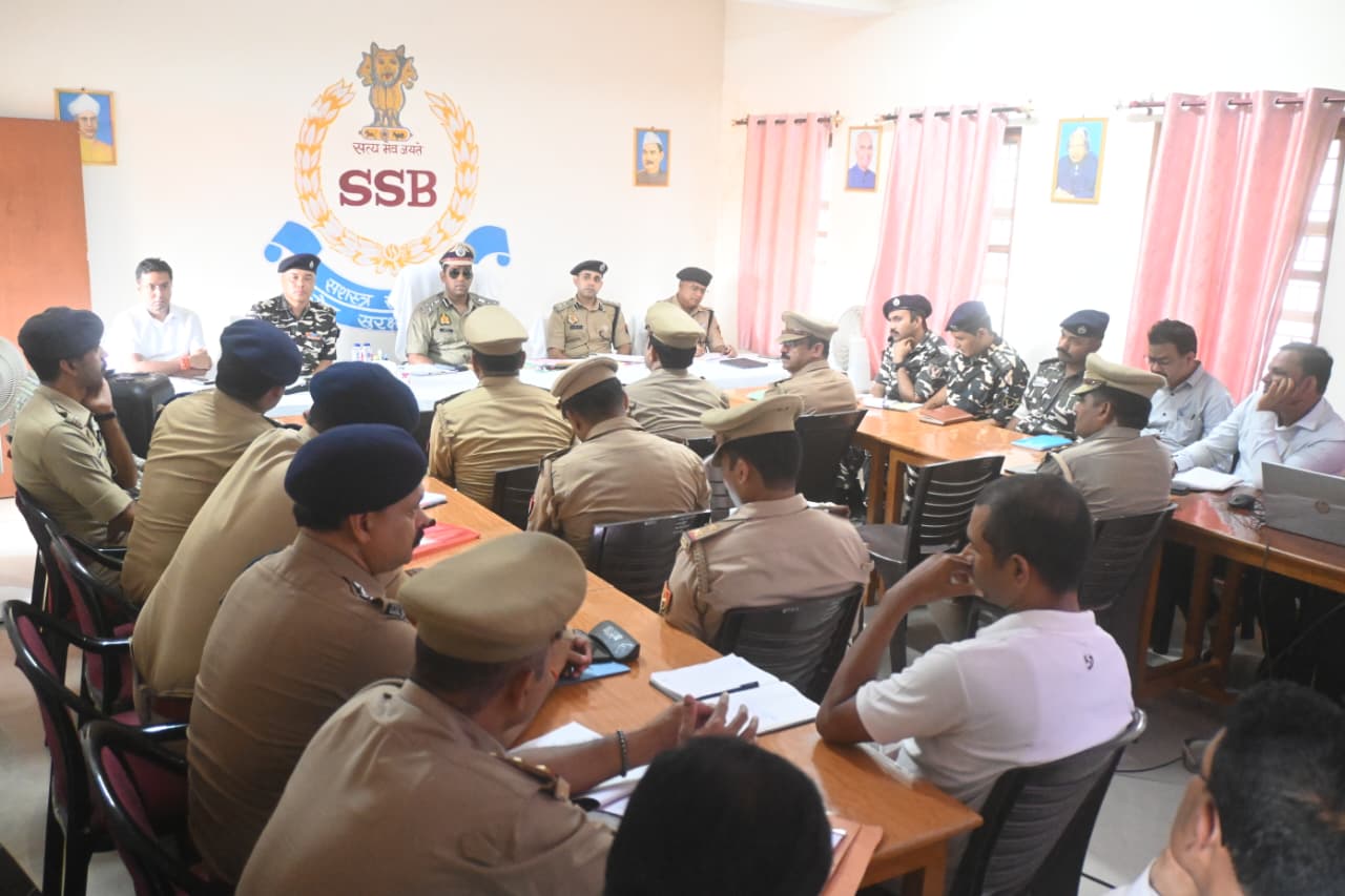 भारत-नेपाल सीमा पर सुरक्षा एजेंसियों की समन्वय बैठक: डीआईजी ने सीमावर्ती व्यवस्थाओं का लिया जायजा, बढ़नी बॉर्डर पर किया पैदल गश्त