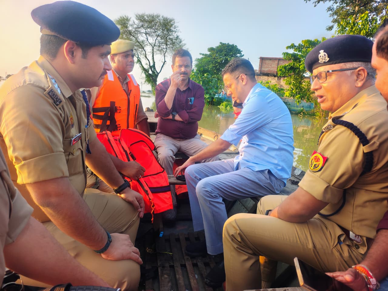 बूढ़ी राप्ती के उफान से खैरी शीतल प्रसाद में घुसा पानी: प्रशासनिक व पुलिस अधिकारियों ने किया स्थलीय निरीक्षण, बांटी राहत सामग्री