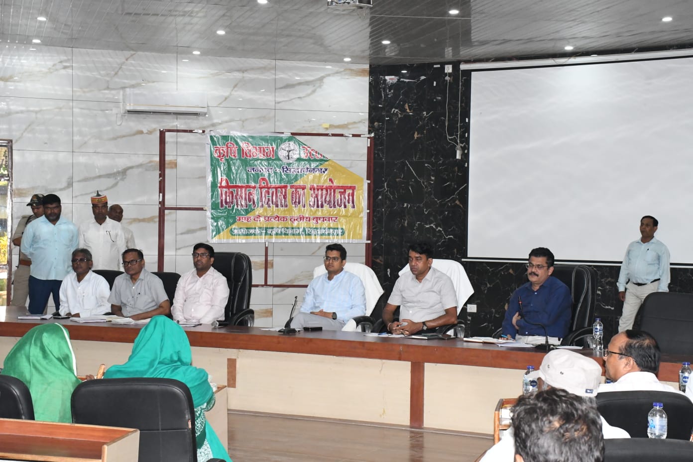 कलेक्ट्रेट सभागार में किसान दिवस आयोजित: डीएम ने सुनीं समस्याएं, योजनाओं का लाभ पात्रों तक पहुंचाने व त्वरित निस्तारण के निर्देश